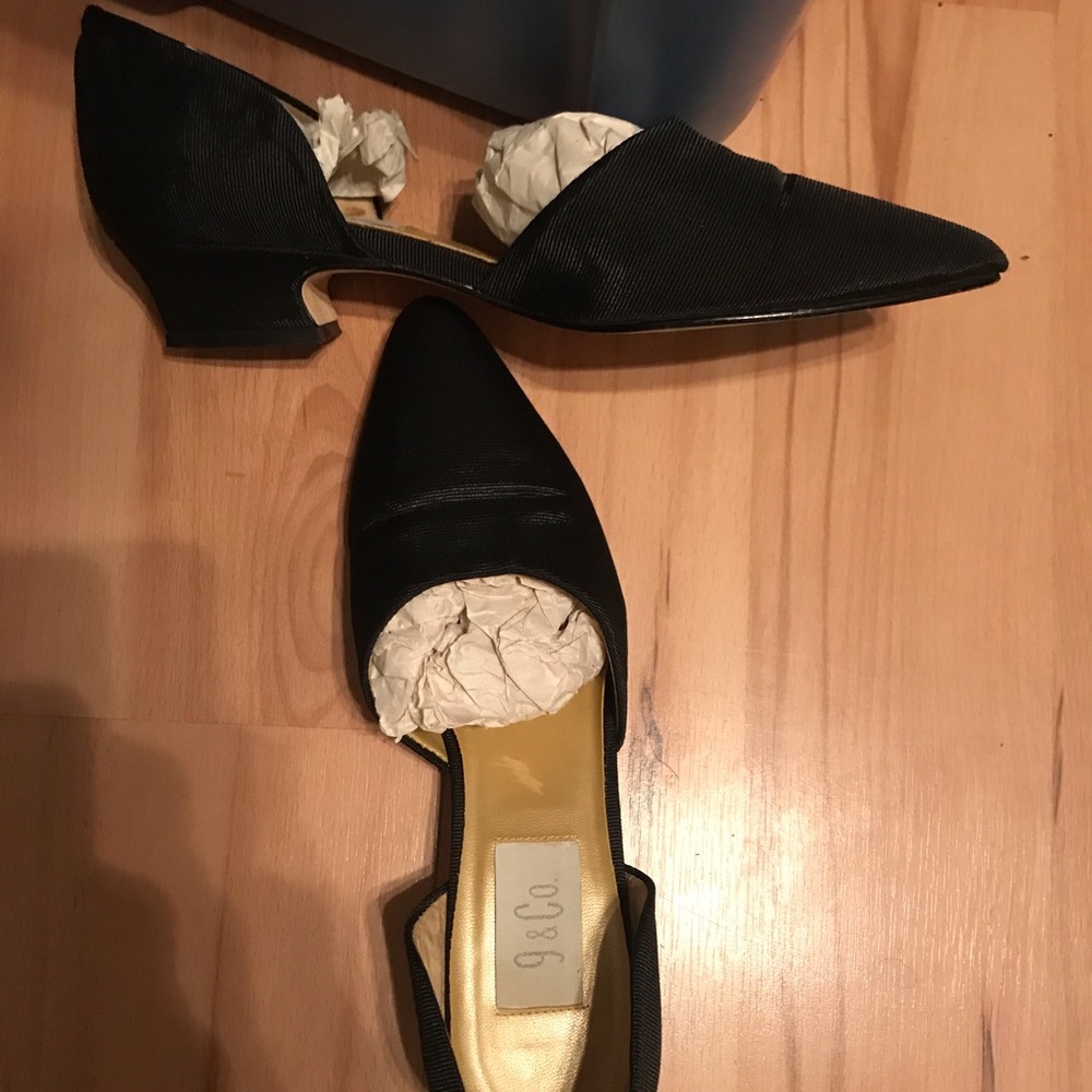 Black grosgrain fabric pumps.